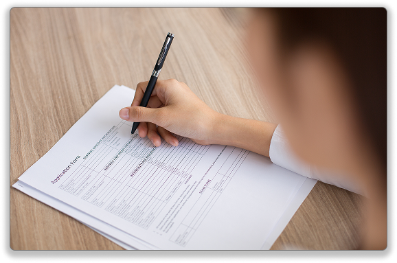 close-up-da-femea-requerente-form-completando 2